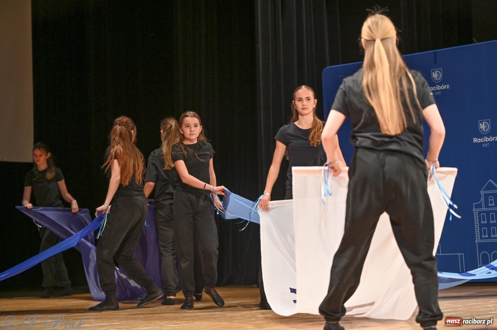 Zdjęcie w galerii na portalu naszraciborz.pl: Racibórz. Uroczyste rozdanie stypendiów za wyniki w nauce [FOTO i WIDEO] wiadomości z regionu