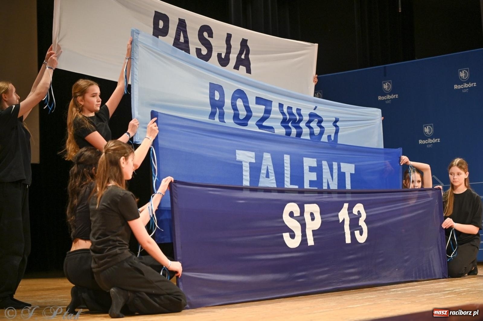 Zdjęcie w galerii na portalu naszraciborz.pl: Racibórz. Uroczyste rozdanie stypendiów za wyniki w nauce [FOTO i WIDEO] wiadomości z regionu