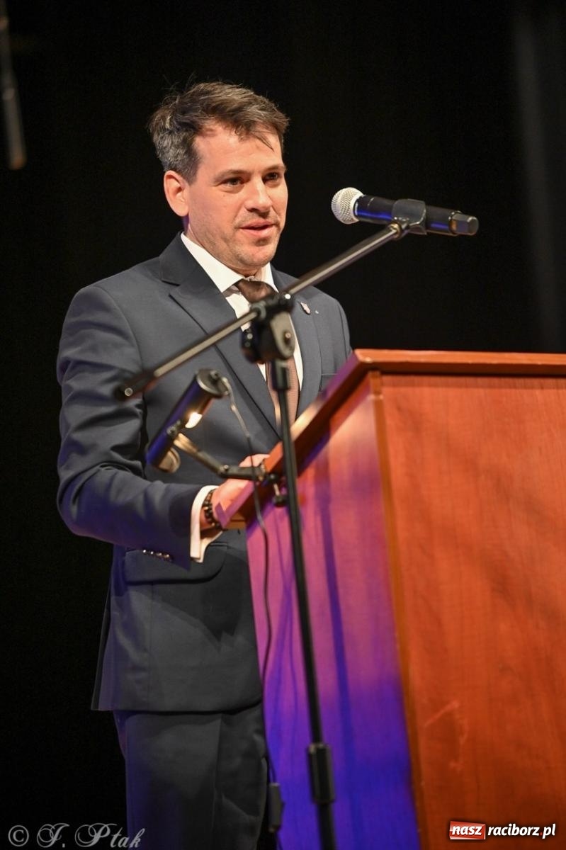 Zdjęcie w galerii na portalu naszraciborz.pl: Racibórz. Uroczyste rozdanie stypendiów za wyniki w nauce [FOTO i WIDEO] wiadomości z regionu