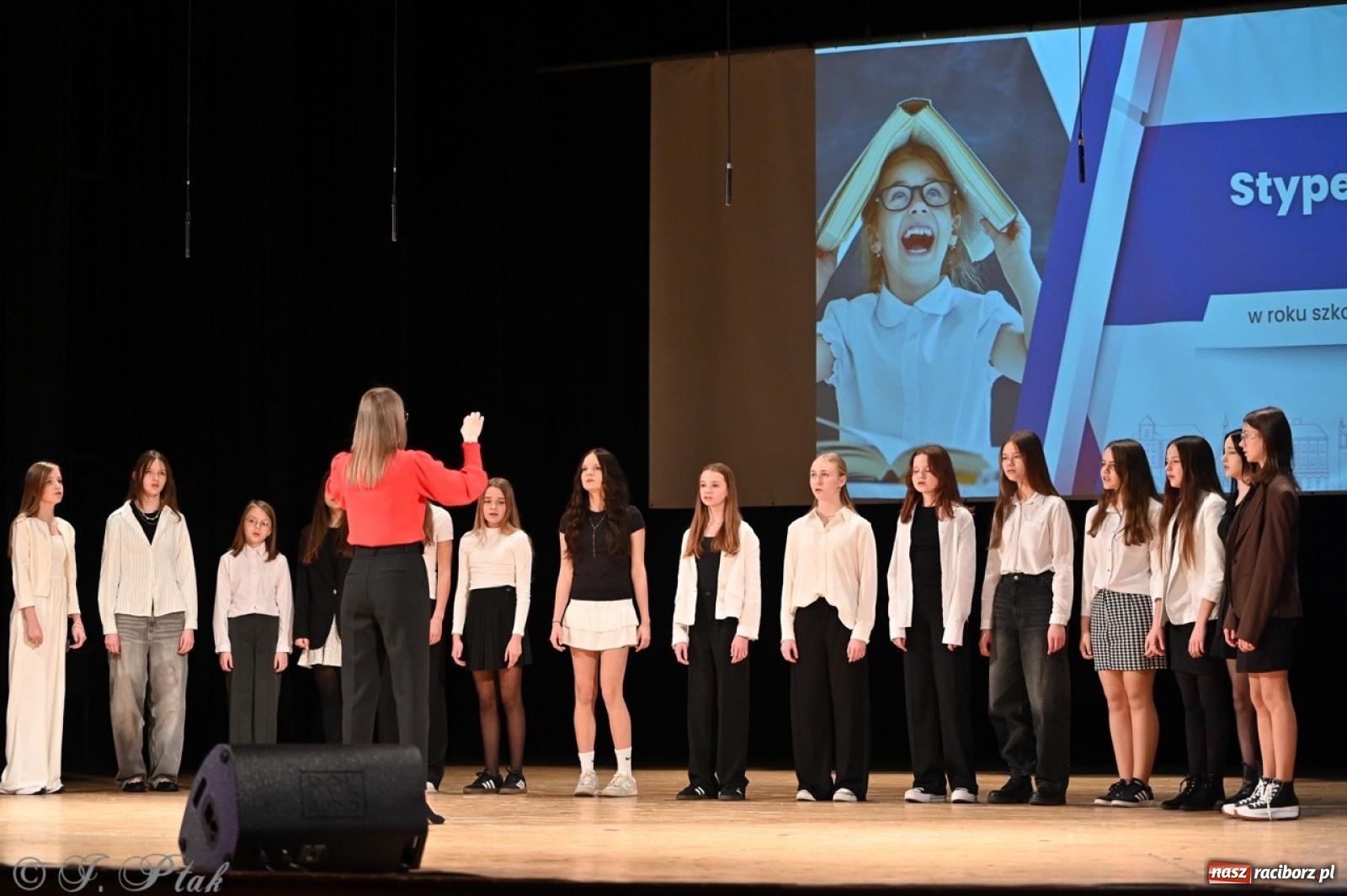 Zdjęcie w galerii na portalu naszraciborz.pl: Racibórz. Uroczyste rozdanie stypendiów za wyniki w nauce [FOTO i WIDEO] wiadomości z regionu