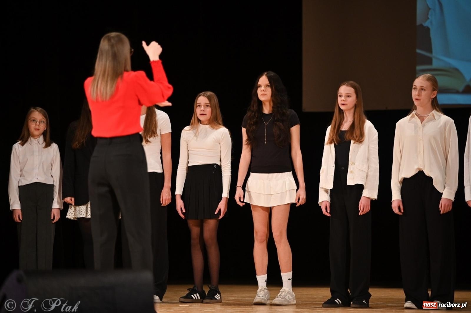 Zdjęcie w galerii na portalu naszraciborz.pl: Racibórz. Uroczyste rozdanie stypendiów za wyniki w nauce [FOTO i WIDEO] wiadomości z regionu