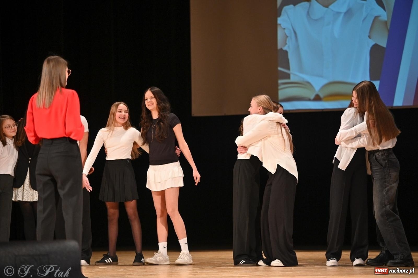 Zdjęcie w galerii na portalu naszraciborz.pl: Racibórz. Uroczyste rozdanie stypendiów za wyniki w nauce [FOTO i WIDEO] wiadomości z regionu