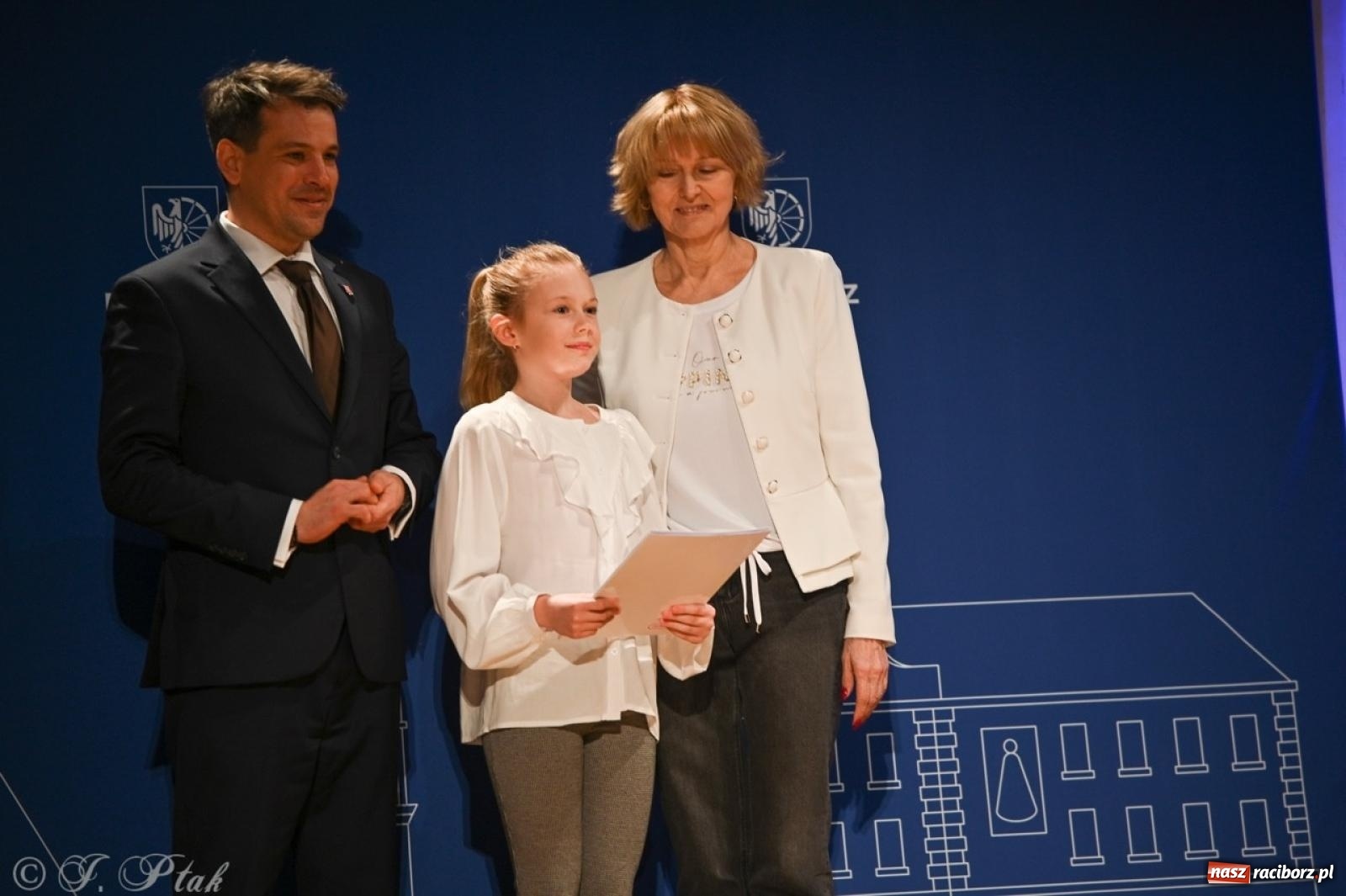 Zdjęcie w galerii na portalu naszraciborz.pl: Racibórz. Uroczyste rozdanie stypendiów za wyniki w nauce [FOTO i WIDEO] wiadomości z regionu