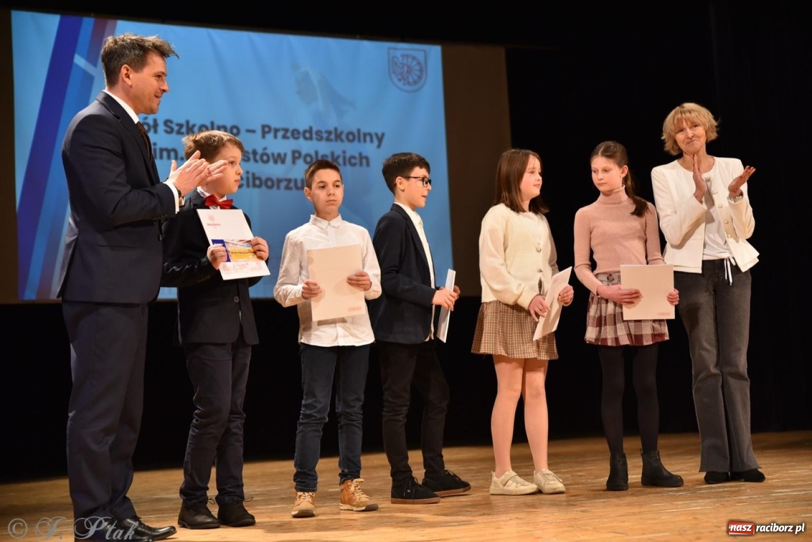 Zdjęcie w galerii na portalu naszraciborz.pl: Racibórz. Uroczyste rozdanie stypendiów za wyniki w nauce [FOTO i WIDEO] wiadomości z regionu