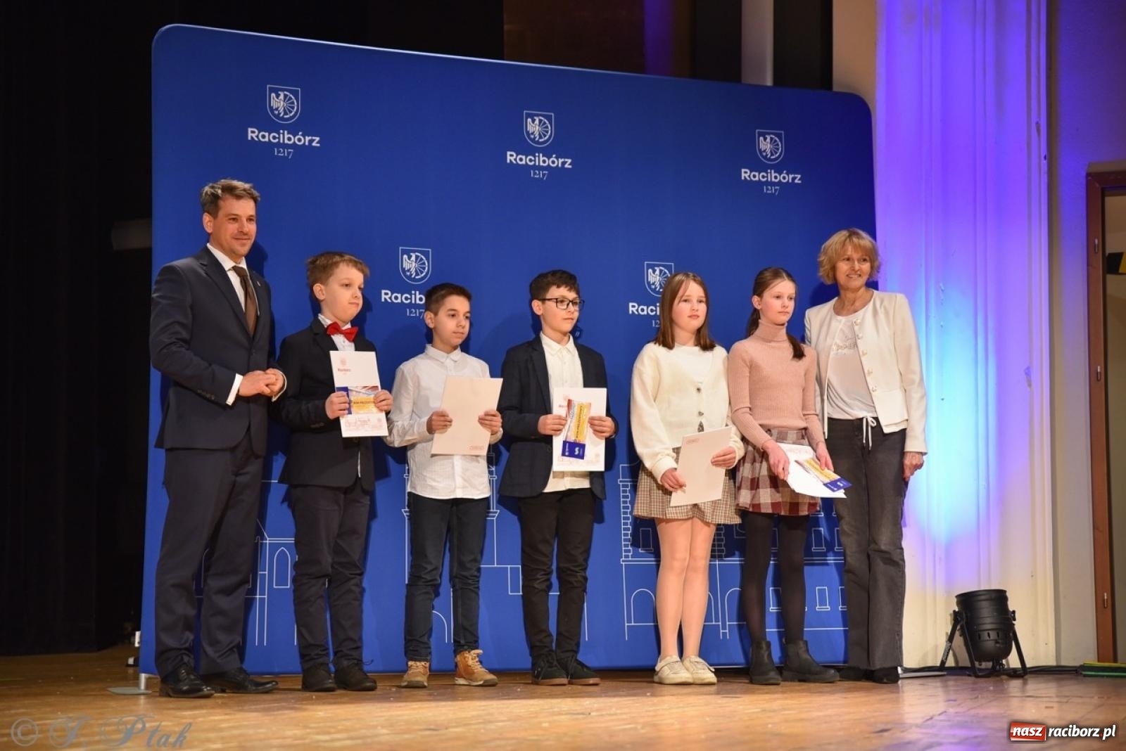 Zdjęcie w galerii na portalu naszraciborz.pl: Racibórz. Uroczyste rozdanie stypendiów za wyniki w nauce [FOTO i WIDEO] wiadomości z regionu