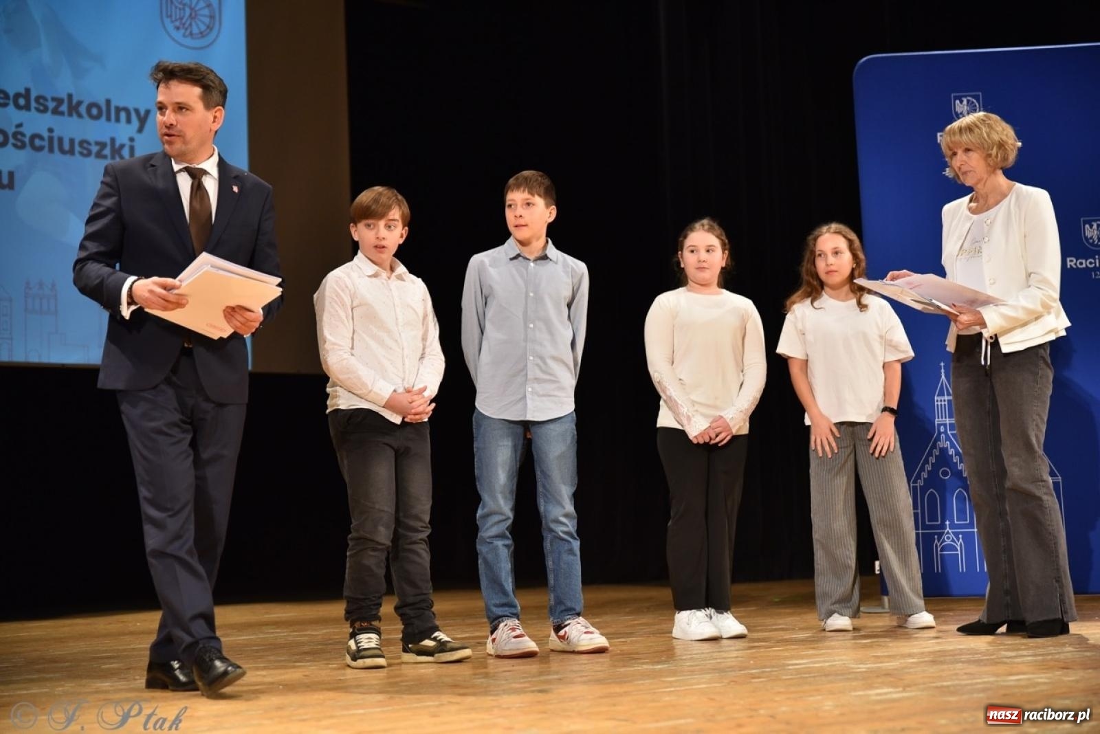 Zdjęcie w galerii na portalu naszraciborz.pl: Racibórz. Uroczyste rozdanie stypendiów za wyniki w nauce [FOTO i WIDEO] wiadomości z regionu