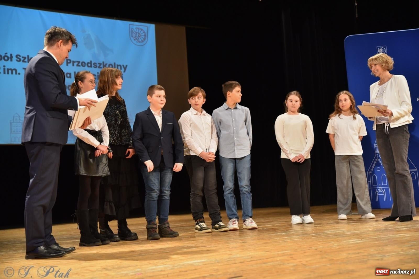 Zdjęcie w galerii na portalu naszraciborz.pl: Racibórz. Uroczyste rozdanie stypendiów za wyniki w nauce [FOTO i WIDEO] wiadomości z regionu