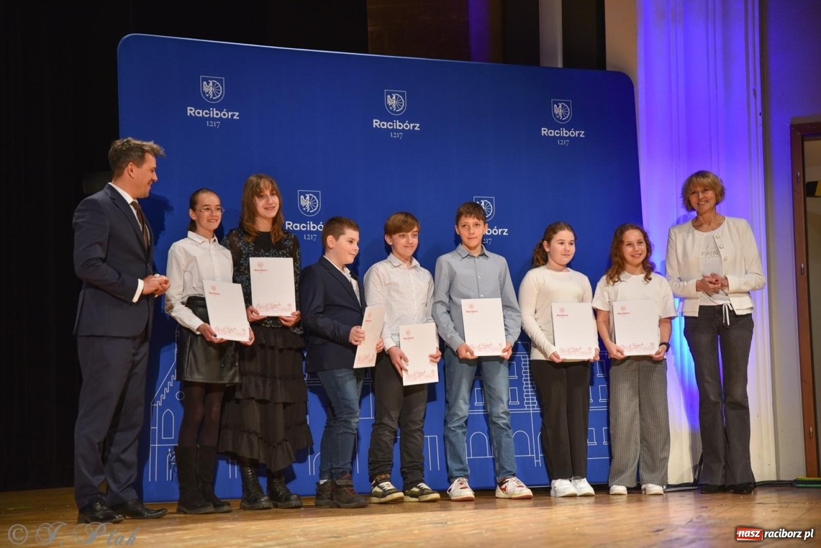 Zdjęcie w galerii na portalu naszraciborz.pl: Racibórz. Uroczyste rozdanie stypendiów za wyniki w nauce [FOTO i WIDEO] wiadomości z regionu