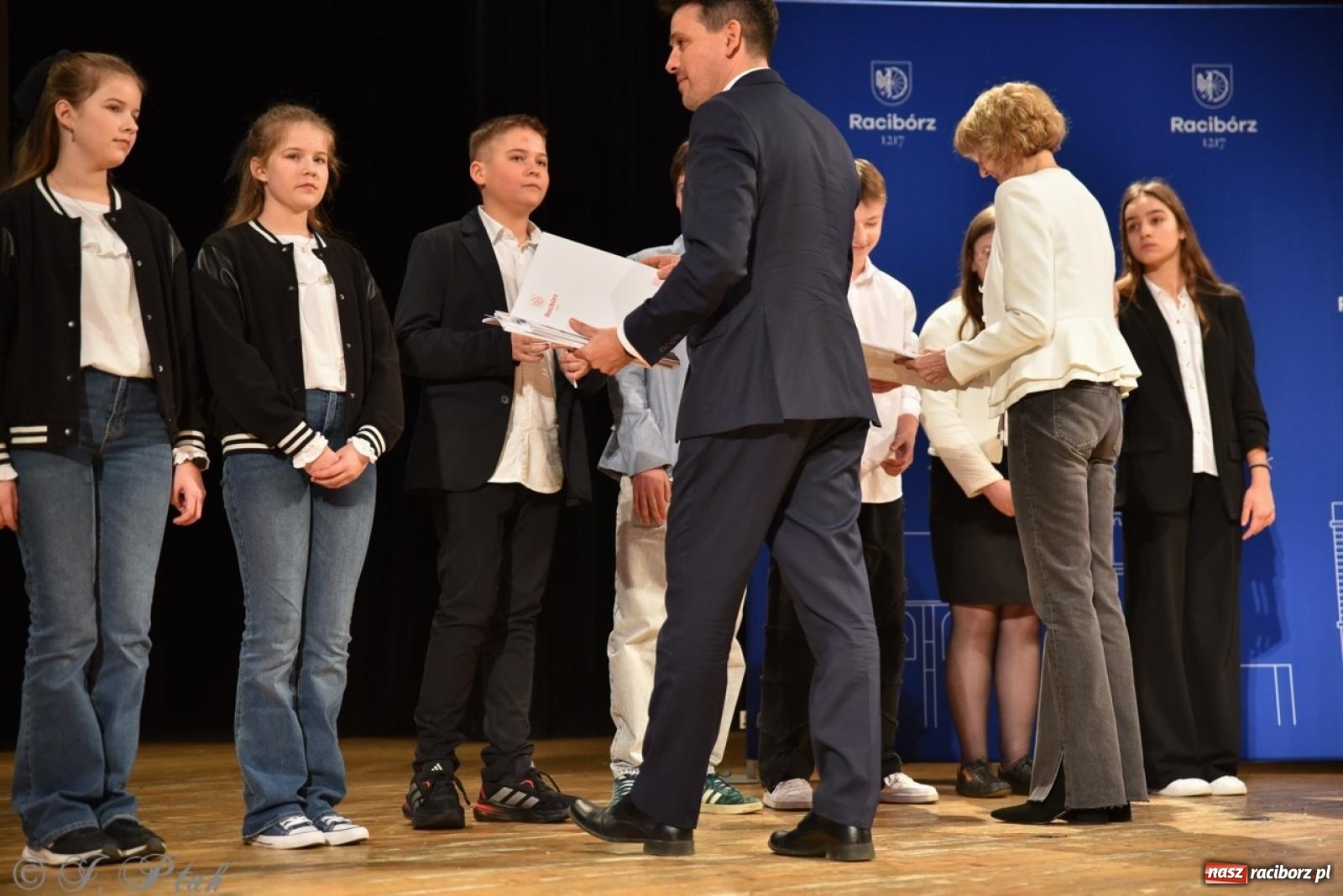 Zdjęcie w galerii na portalu naszraciborz.pl: Racibórz. Uroczyste rozdanie stypendiów za wyniki w nauce [FOTO i WIDEO] wiadomości z regionu