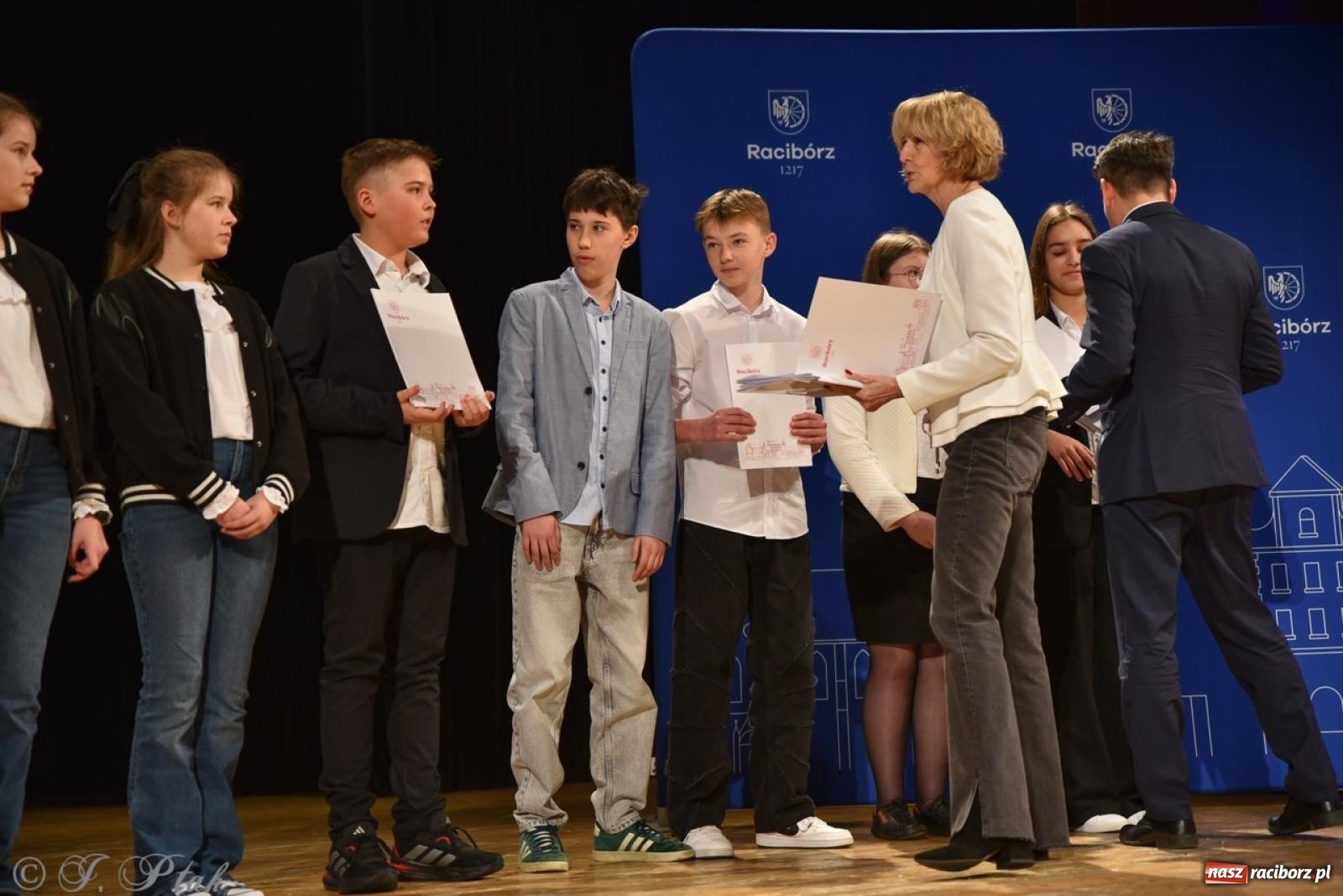 Zdjęcie w galerii na portalu naszraciborz.pl: Racibórz. Uroczyste rozdanie stypendiów za wyniki w nauce [FOTO i WIDEO] wiadomości z regionu