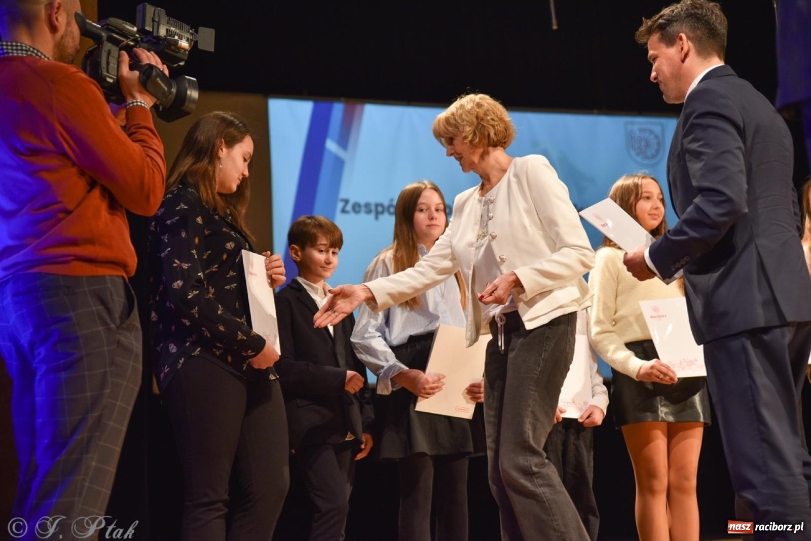 Zdjęcie w galerii na portalu naszraciborz.pl: Racibórz. Uroczyste rozdanie stypendiów za wyniki w nauce [FOTO i WIDEO] wiadomości z regionu