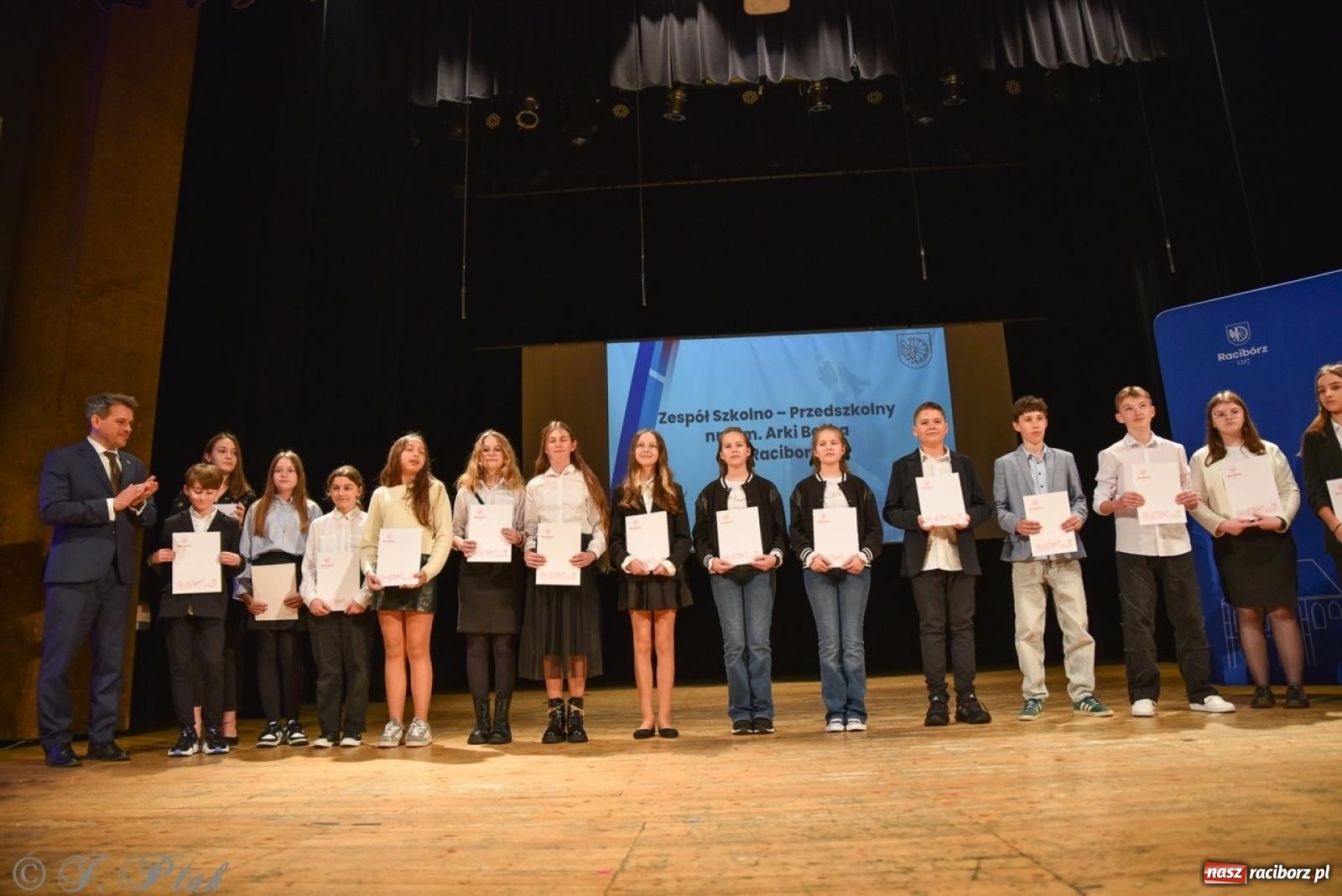 Zdjęcie w galerii na portalu naszraciborz.pl: Racibórz. Uroczyste rozdanie stypendiów za wyniki w nauce [FOTO i WIDEO] wiadomości z regionu