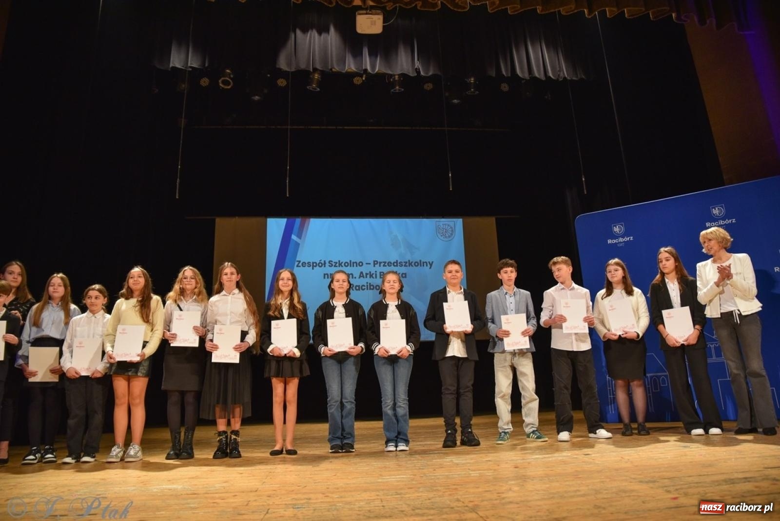 Zdjęcie w galerii na portalu naszraciborz.pl: Racibórz. Uroczyste rozdanie stypendiów za wyniki w nauce [FOTO i WIDEO] wiadomości z regionu