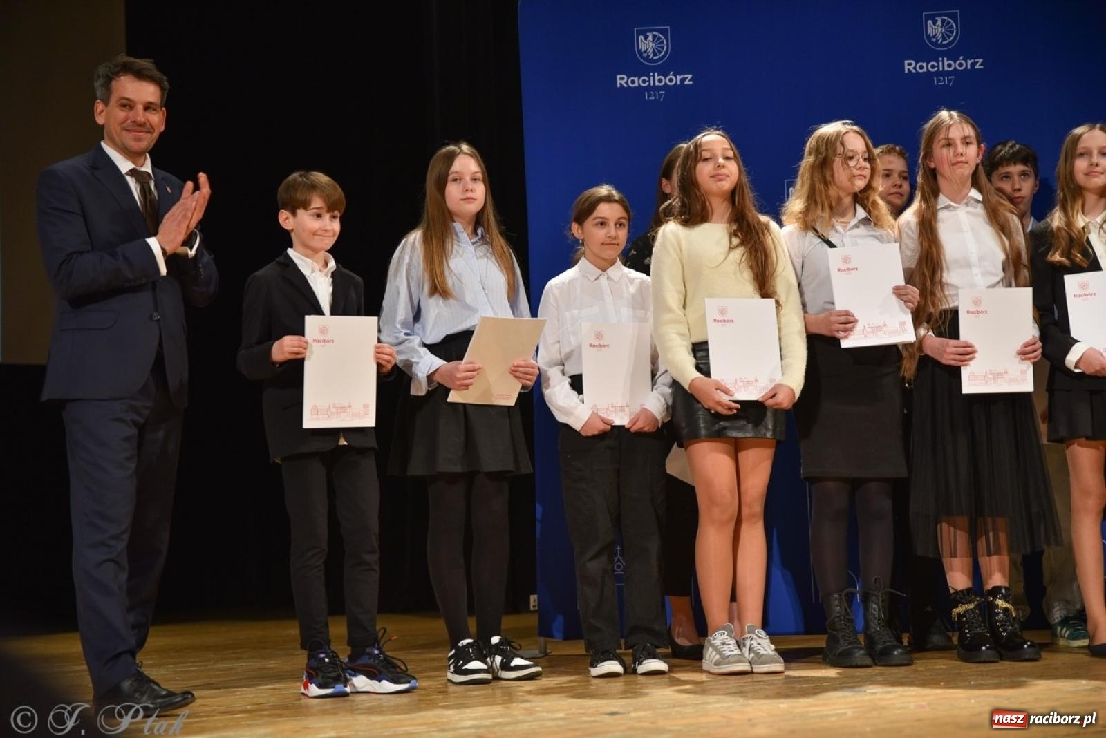 Zdjęcie w galerii na portalu naszraciborz.pl: Racibórz. Uroczyste rozdanie stypendiów za wyniki w nauce [FOTO i WIDEO] wiadomości z regionu