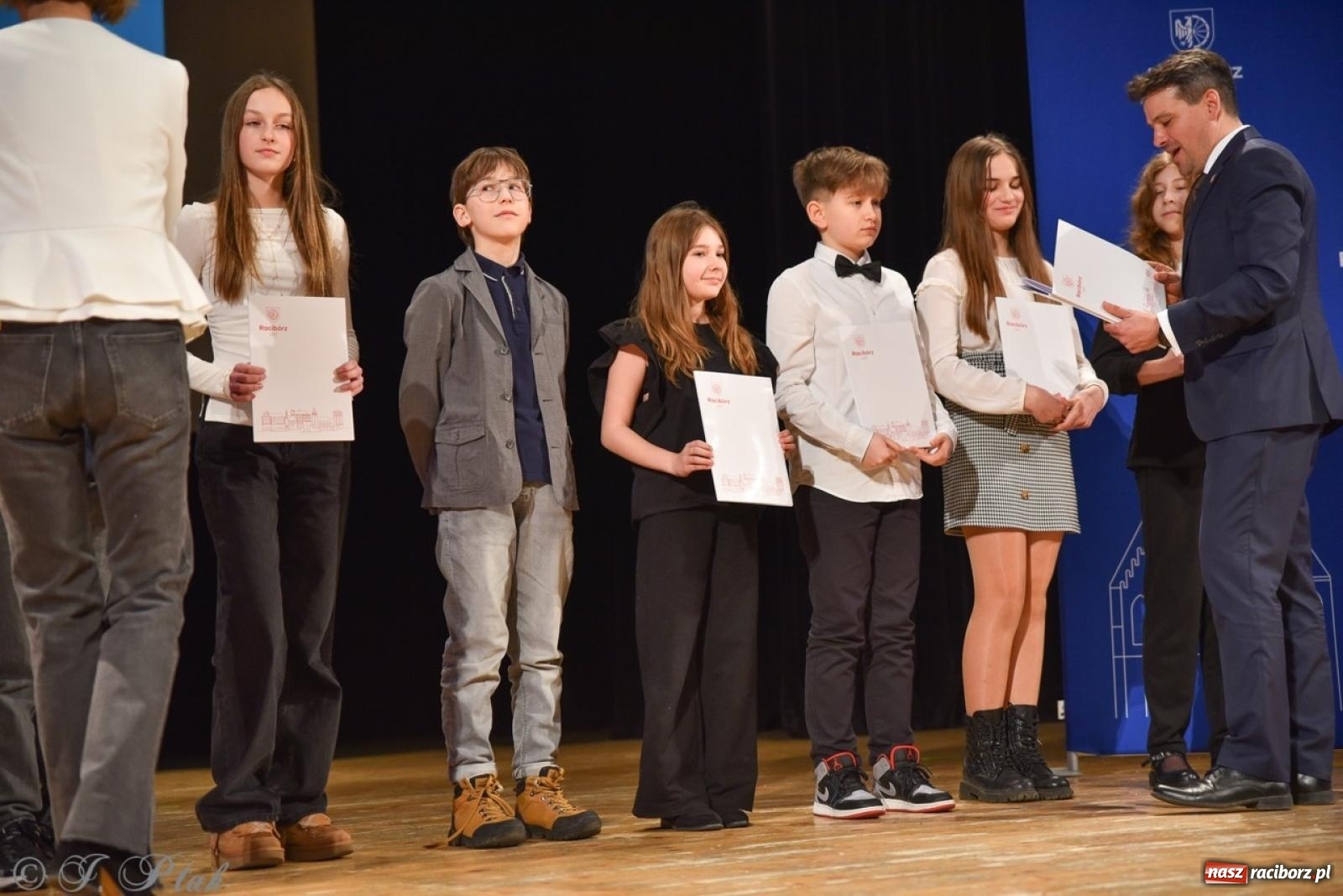Zdjęcie w galerii na portalu naszraciborz.pl: Racibórz. Uroczyste rozdanie stypendiów za wyniki w nauce [FOTO i WIDEO] wiadomości z regionu