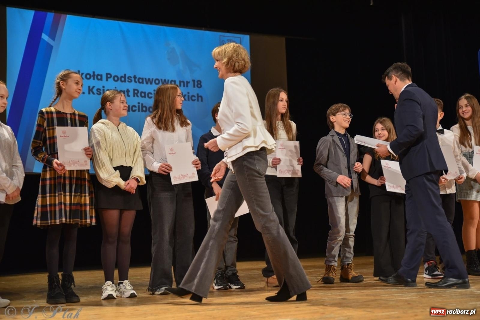 Zdjęcie w galerii na portalu naszraciborz.pl: Racibórz. Uroczyste rozdanie stypendiów za wyniki w nauce [FOTO i WIDEO] wiadomości z regionu