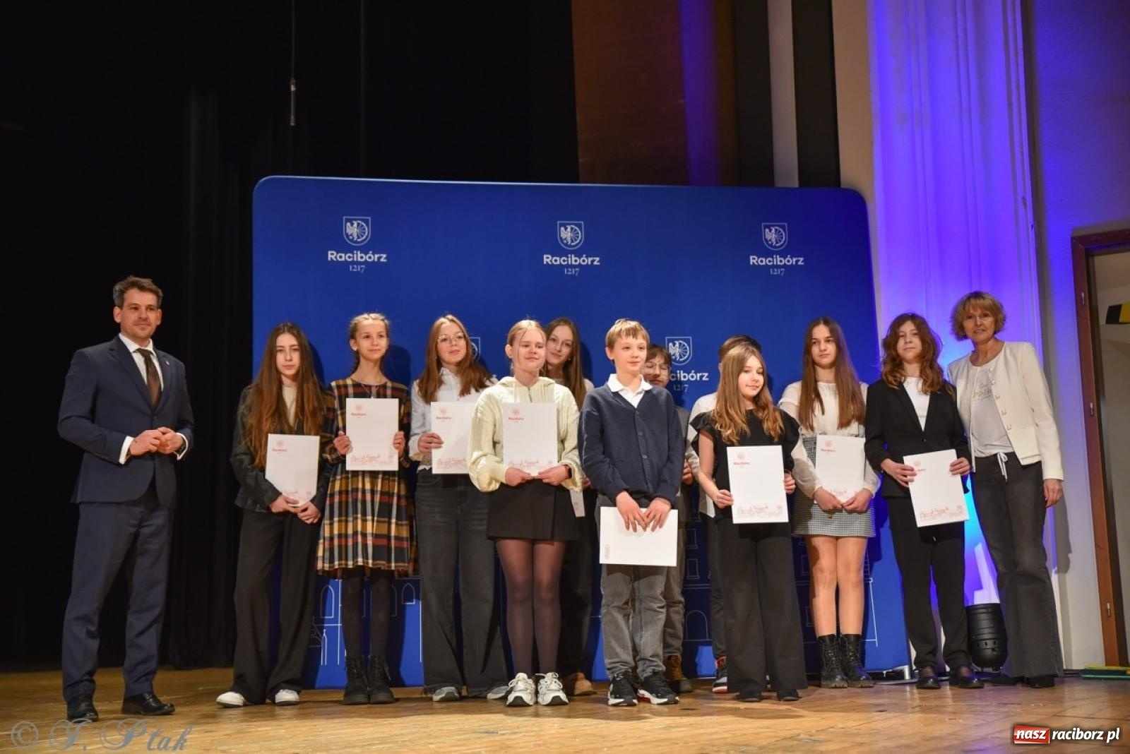 Zdjęcie w galerii na portalu naszraciborz.pl: Racibórz. Uroczyste rozdanie stypendiów za wyniki w nauce [FOTO i WIDEO] wiadomości z regionu