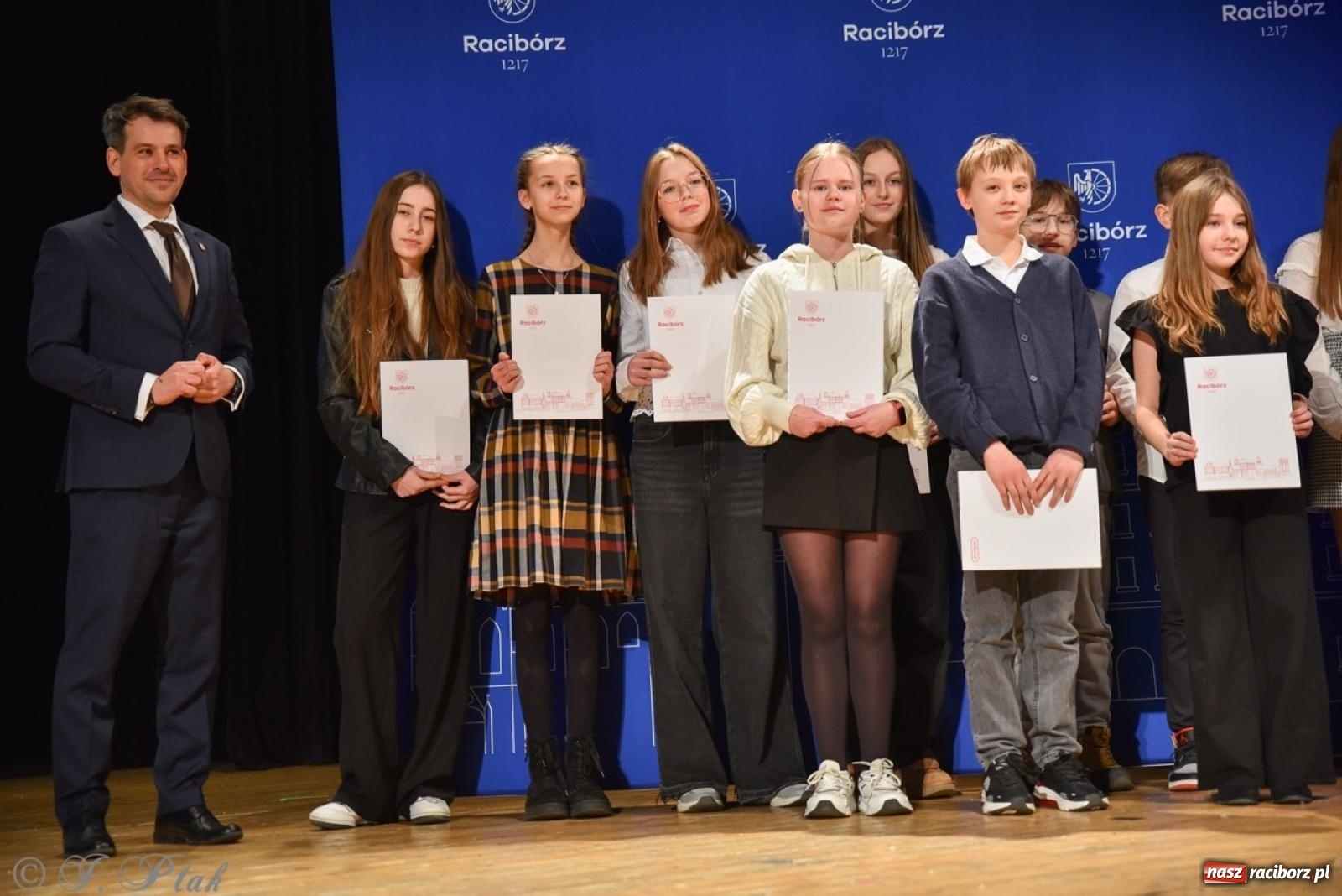 Zdjęcie w galerii na portalu naszraciborz.pl: Racibórz. Uroczyste rozdanie stypendiów za wyniki w nauce [FOTO i WIDEO] wiadomości z regionu