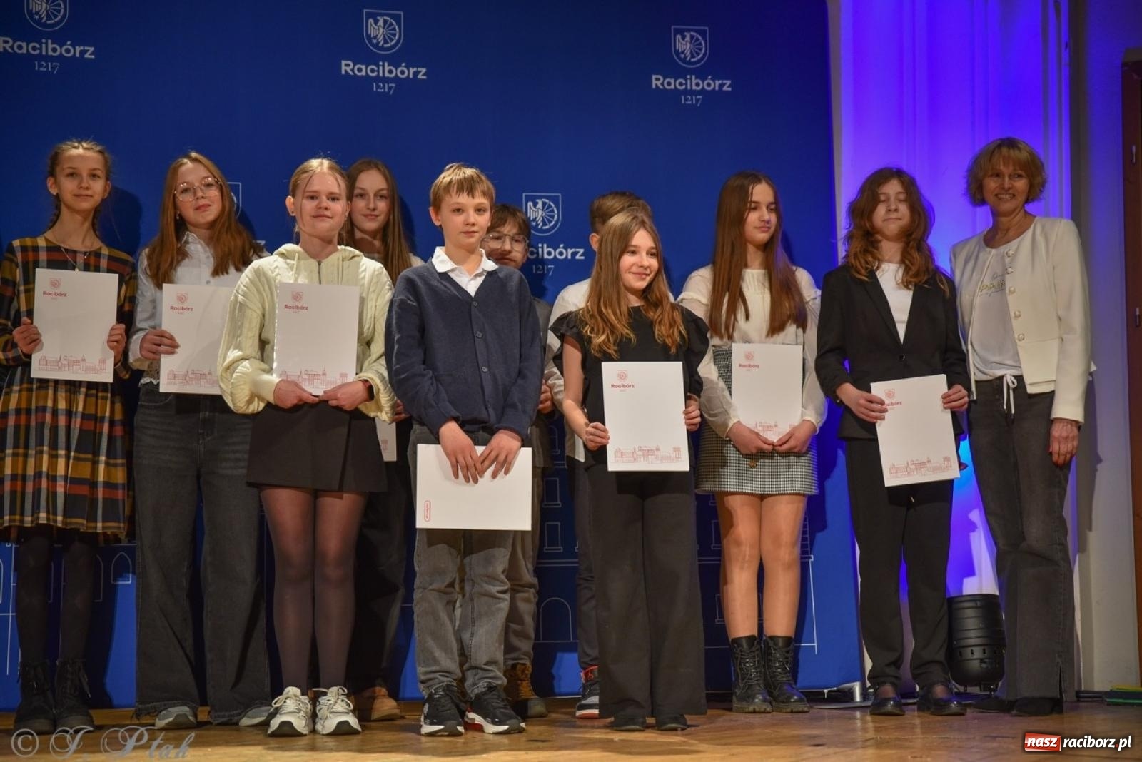 Zdjęcie w galerii na portalu naszraciborz.pl: Racibórz. Uroczyste rozdanie stypendiów za wyniki w nauce [FOTO i WIDEO] wiadomości z regionu
