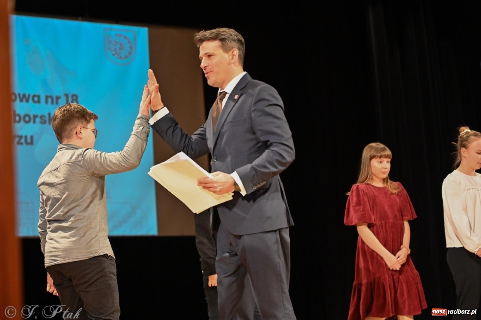 Zdjęcie w galerii na portalu naszraciborz.pl: Racibórz. Uroczyste rozdanie stypendiów za wyniki w nauce [FOTO i WIDEO] wiadomości z regionu