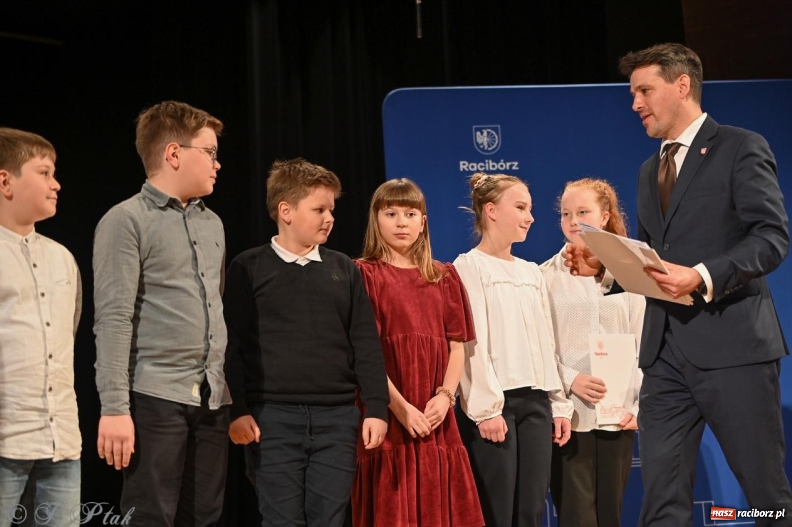 Zdjęcie w galerii na portalu naszraciborz.pl: Racibórz. Uroczyste rozdanie stypendiów za wyniki w nauce [FOTO i WIDEO] wiadomości z regionu