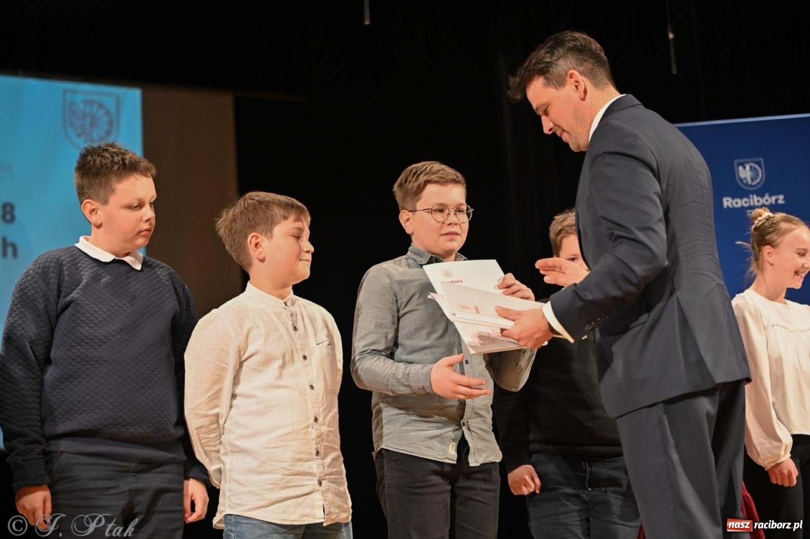 Zdjęcie w galerii na portalu naszraciborz.pl: Racibórz. Uroczyste rozdanie stypendiów za wyniki w nauce [FOTO i WIDEO] wiadomości z regionu