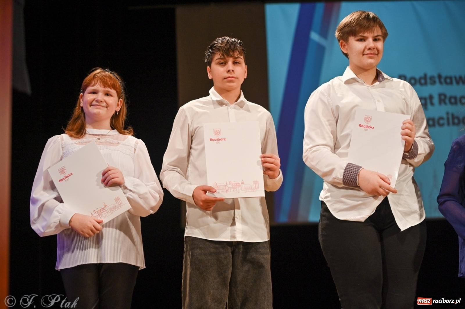 Zdjęcie w galerii na portalu naszraciborz.pl: Racibórz. Uroczyste rozdanie stypendiów za wyniki w nauce [FOTO i WIDEO] wiadomości z regionu