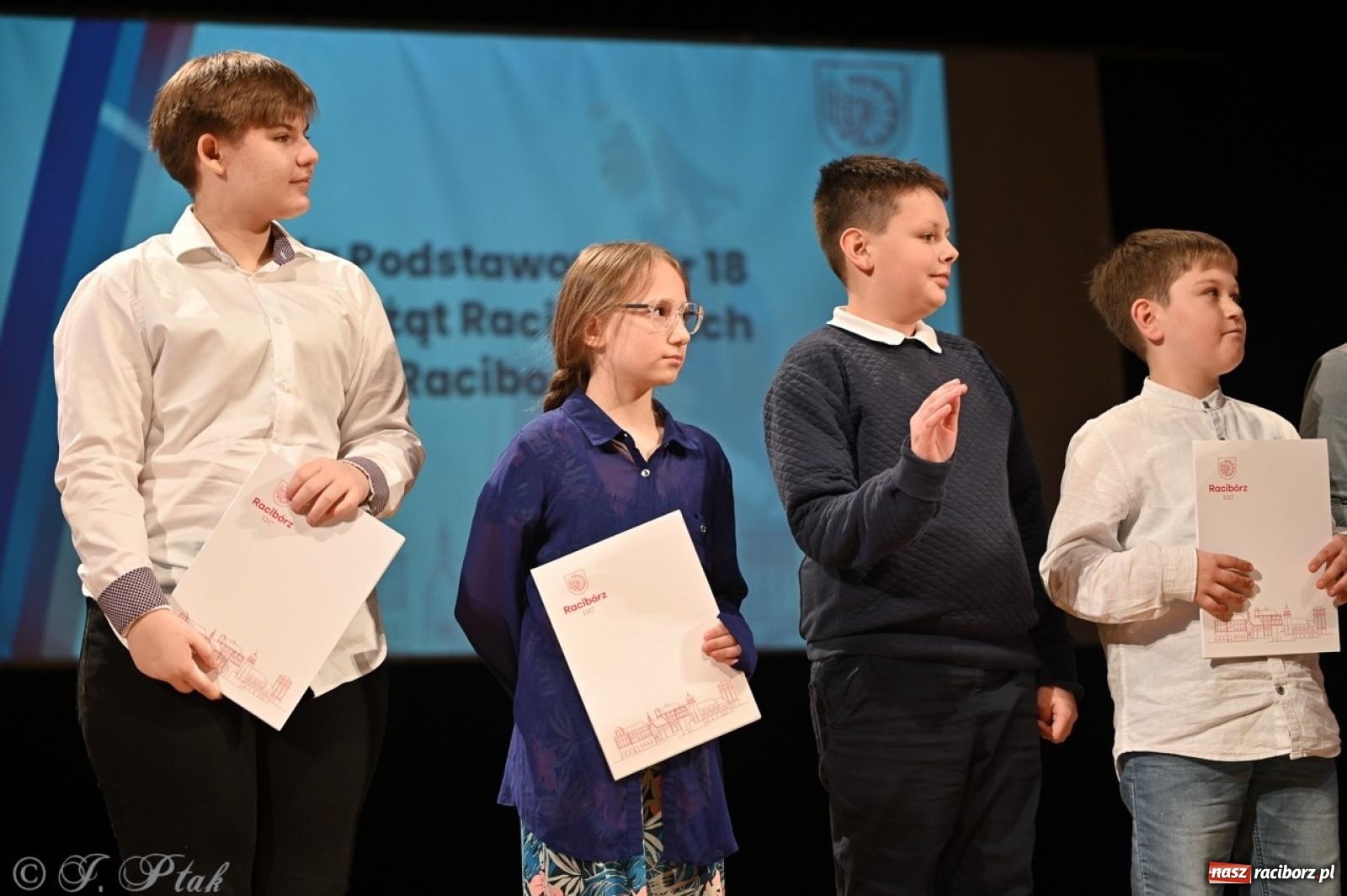 Zdjęcie w galerii na portalu naszraciborz.pl: Racibórz. Uroczyste rozdanie stypendiów za wyniki w nauce [FOTO i WIDEO] wiadomości z regionu