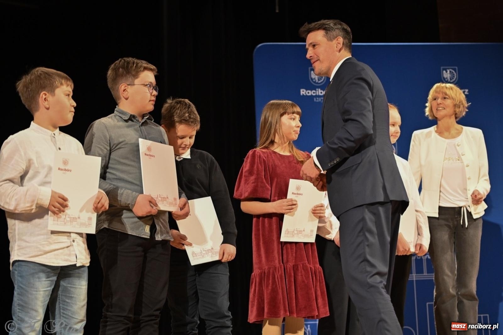 Zdjęcie w galerii na portalu naszraciborz.pl: Racibórz. Uroczyste rozdanie stypendiów za wyniki w nauce [FOTO i WIDEO] wiadomości z regionu