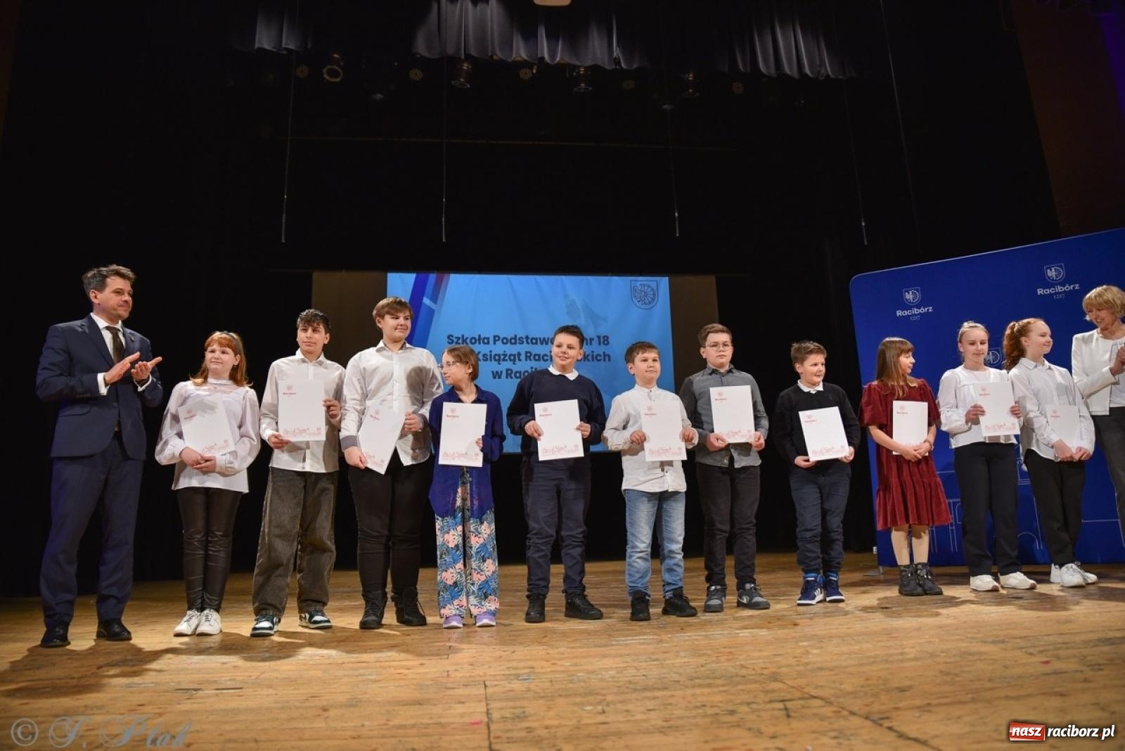 Zdjęcie w galerii na portalu naszraciborz.pl: Racibórz. Uroczyste rozdanie stypendiów za wyniki w nauce [FOTO i WIDEO] wiadomości z regionu