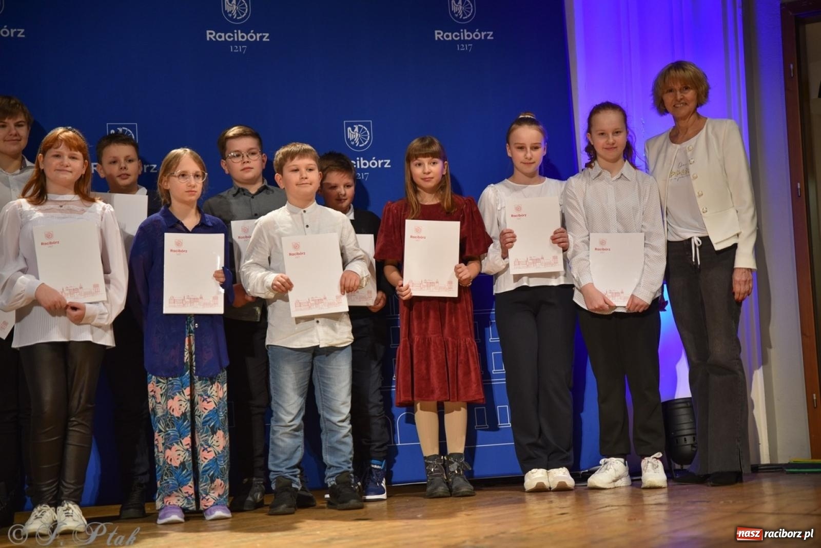 Zdjęcie w galerii na portalu naszraciborz.pl: Racibórz. Uroczyste rozdanie stypendiów za wyniki w nauce [FOTO i WIDEO] wiadomości z regionu