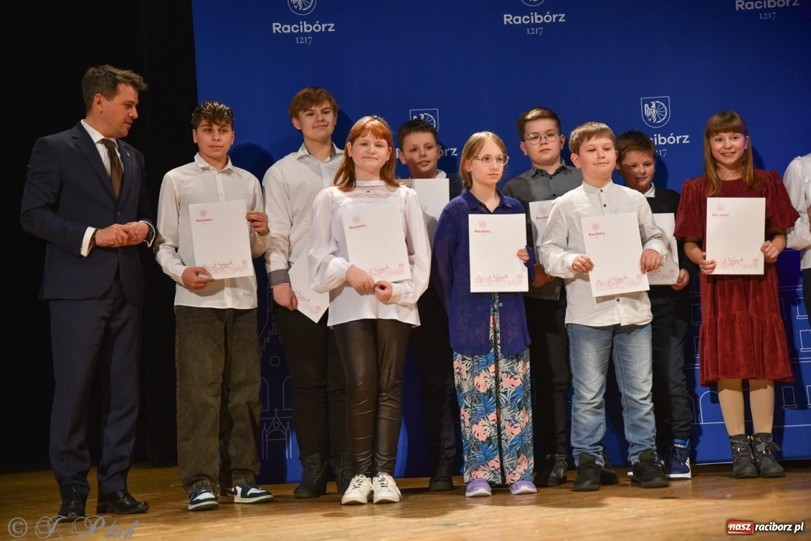 Zdjęcie w galerii na portalu naszraciborz.pl: Racibórz. Uroczyste rozdanie stypendiów za wyniki w nauce [FOTO i WIDEO] wiadomości z regionu