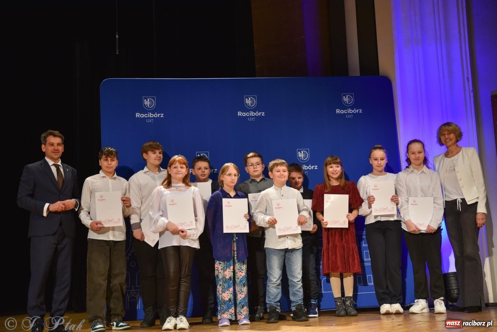 Zdjęcie w galerii na portalu naszraciborz.pl: Racibórz. Uroczyste rozdanie stypendiów za wyniki w nauce [FOTO i WIDEO] wiadomości z regionu