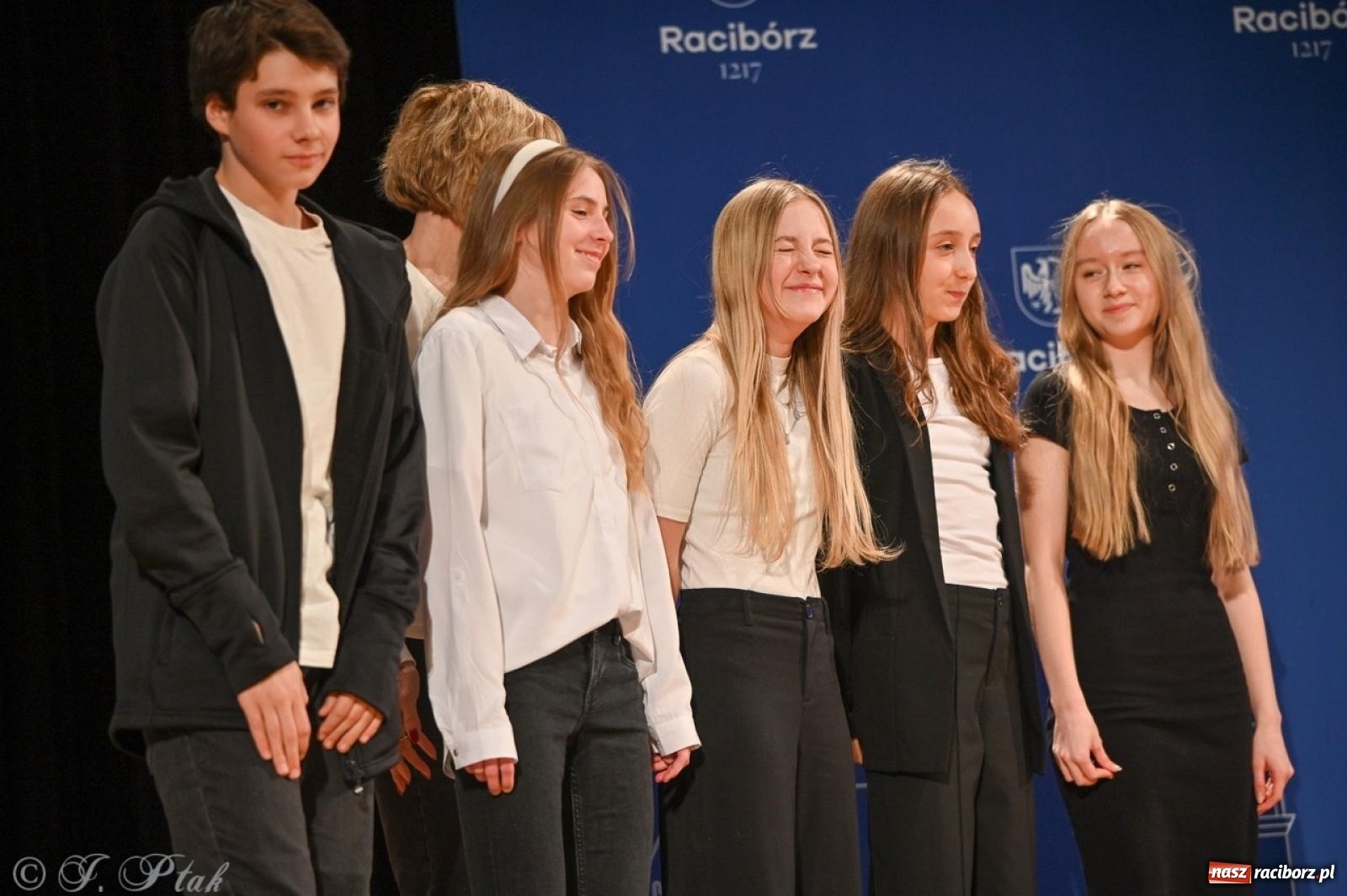 Zdjęcie w galerii na portalu naszraciborz.pl: Racibórz. Uroczyste rozdanie stypendiów za wyniki w nauce [FOTO i WIDEO] wiadomości z regionu