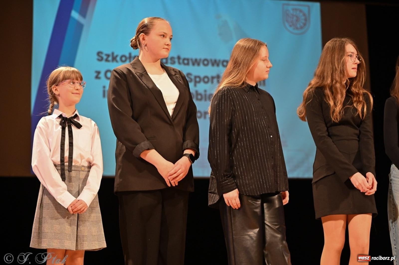 Zdjęcie w galerii na portalu naszraciborz.pl: Racibórz. Uroczyste rozdanie stypendiów za wyniki w nauce [FOTO i WIDEO] wiadomości z regionu