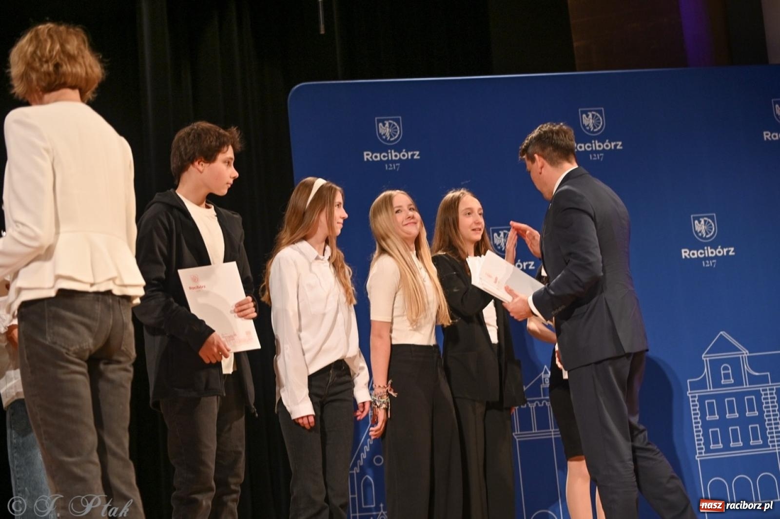 Zdjęcie w galerii na portalu naszraciborz.pl: Racibórz. Uroczyste rozdanie stypendiów za wyniki w nauce [FOTO i WIDEO] wiadomości z regionu