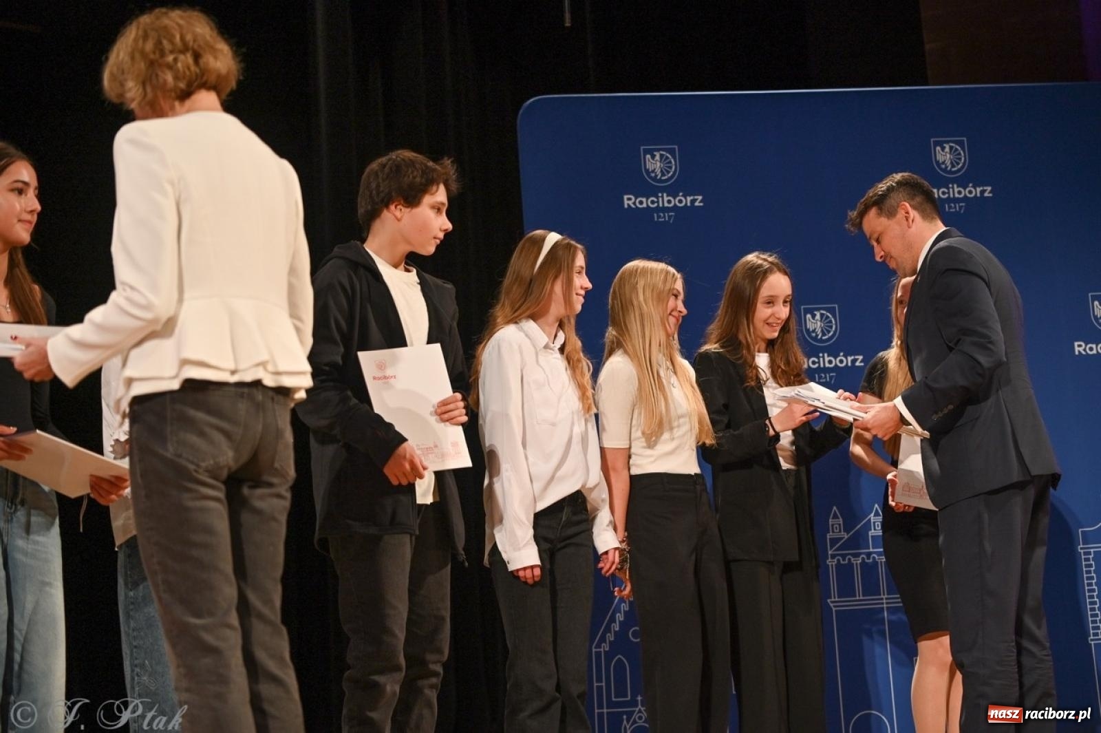 Zdjęcie w galerii na portalu naszraciborz.pl: Racibórz. Uroczyste rozdanie stypendiów za wyniki w nauce [FOTO i WIDEO] wiadomości z regionu