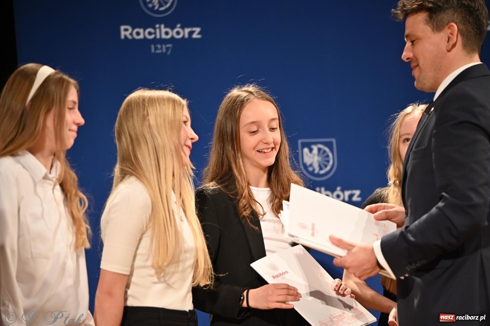 Zdjęcie w galerii na portalu naszraciborz.pl: Racibórz. Uroczyste rozdanie stypendiów za wyniki w nauce [FOTO i WIDEO] wiadomości z regionu