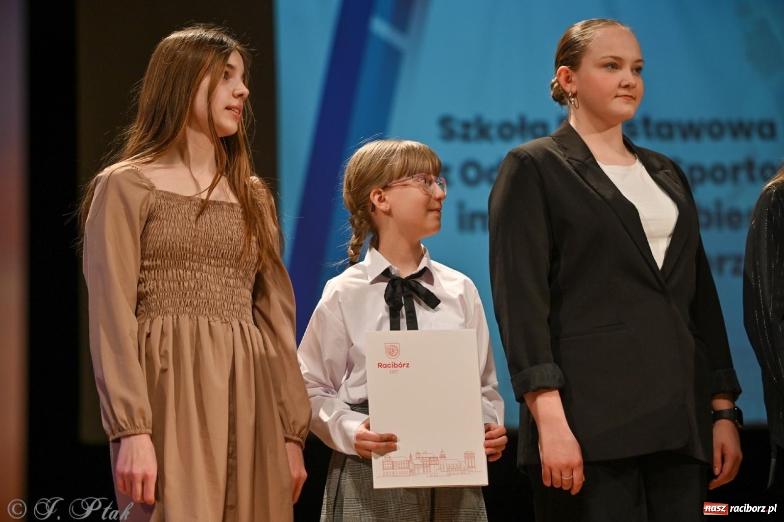 Zdjęcie w galerii na portalu naszraciborz.pl: Racibórz. Uroczyste rozdanie stypendiów za wyniki w nauce [FOTO i WIDEO] wiadomości z regionu