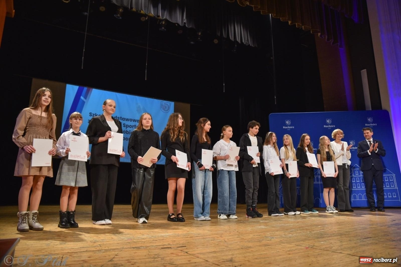 Zdjęcie w galerii na portalu naszraciborz.pl: Racibórz. Uroczyste rozdanie stypendiów za wyniki w nauce [FOTO i WIDEO] wiadomości z regionu