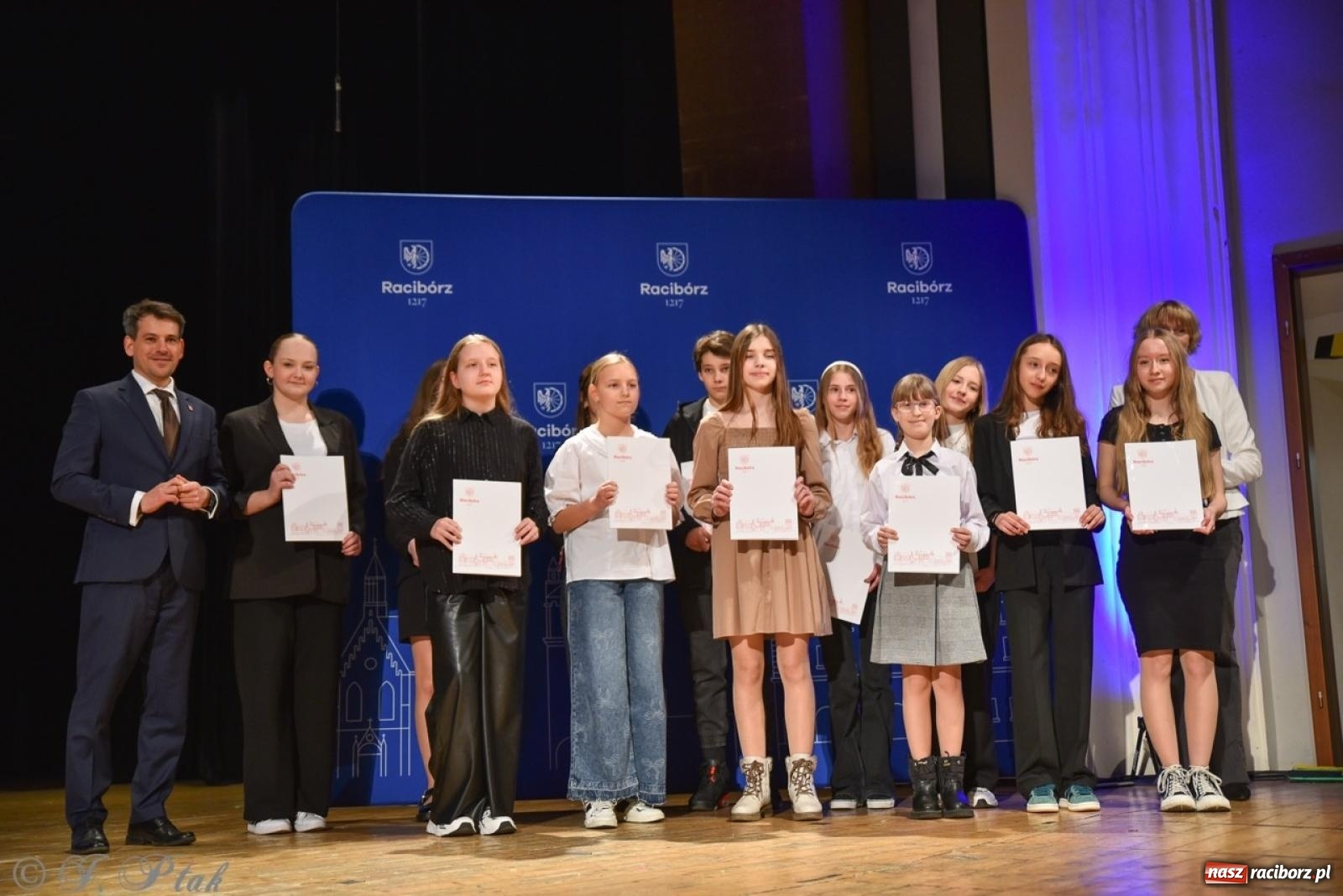 Zdjęcie w galerii na portalu naszraciborz.pl: Racibórz. Uroczyste rozdanie stypendiów za wyniki w nauce [FOTO i WIDEO] wiadomości z regionu