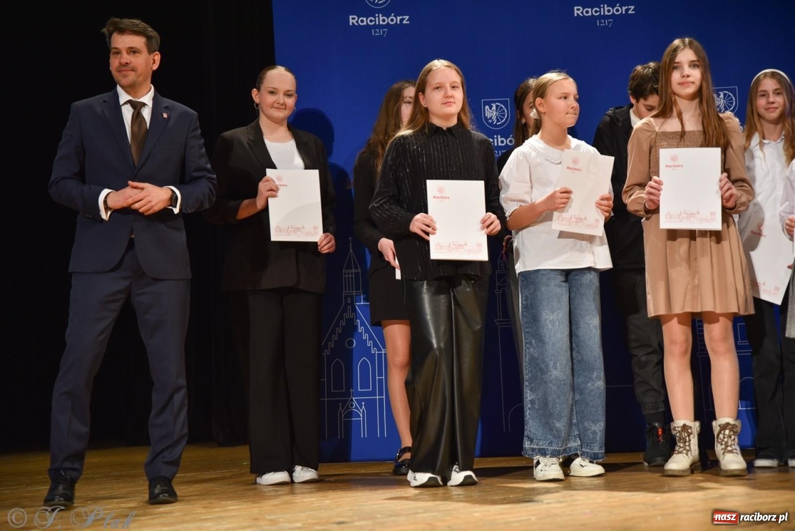 Zdjęcie w galerii na portalu naszraciborz.pl: Racibórz. Uroczyste rozdanie stypendiów za wyniki w nauce [FOTO i WIDEO] wiadomości z regionu