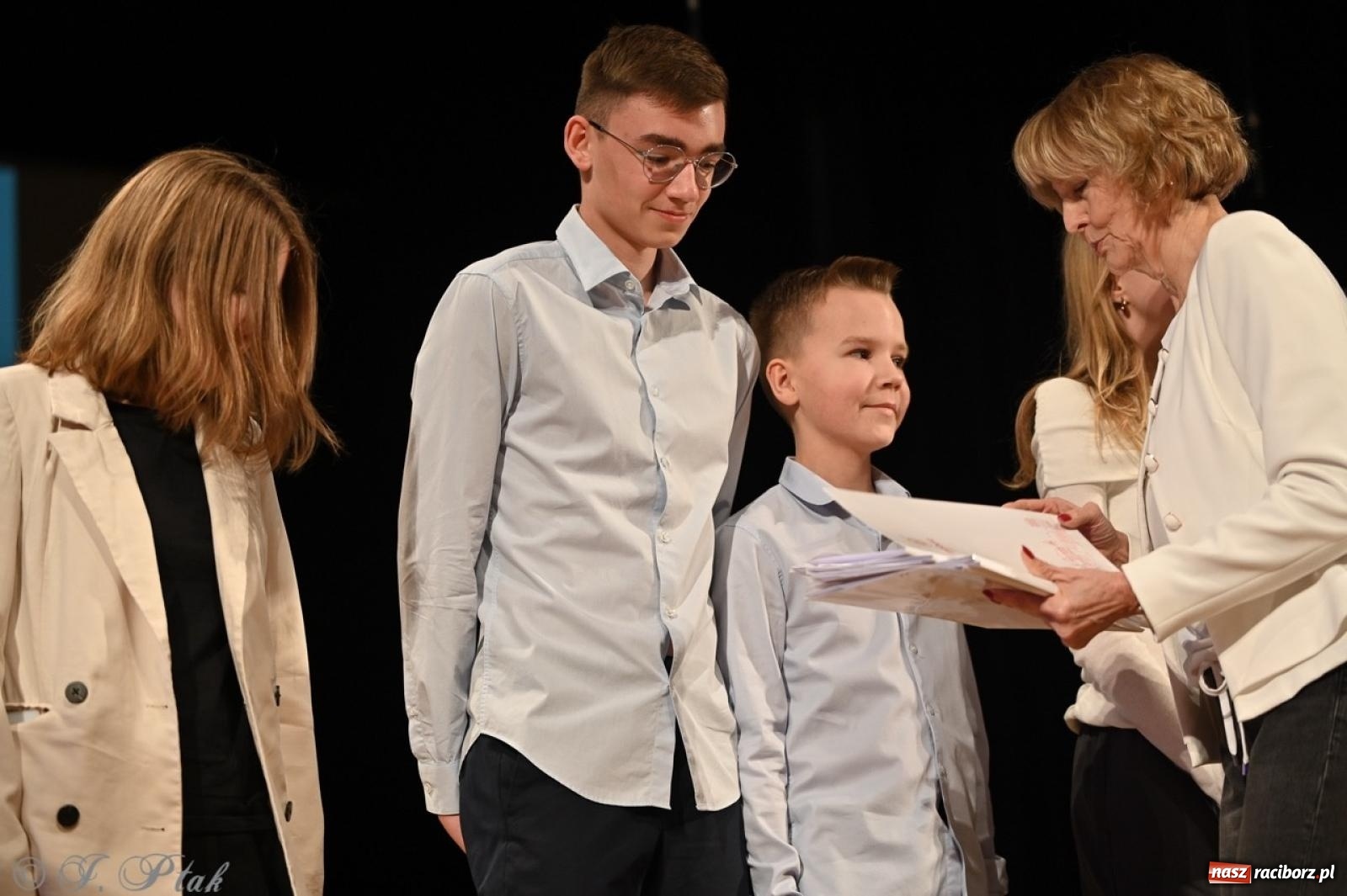 Zdjęcie w galerii na portalu naszraciborz.pl: Racibórz. Uroczyste rozdanie stypendiów za wyniki w nauce [FOTO i WIDEO] wiadomości z regionu