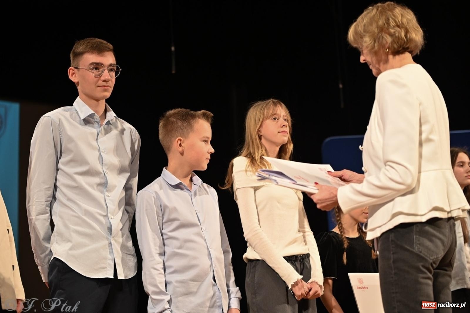 Zdjęcie w galerii na portalu naszraciborz.pl: Racibórz. Uroczyste rozdanie stypendiów za wyniki w nauce [FOTO i WIDEO] wiadomości z regionu