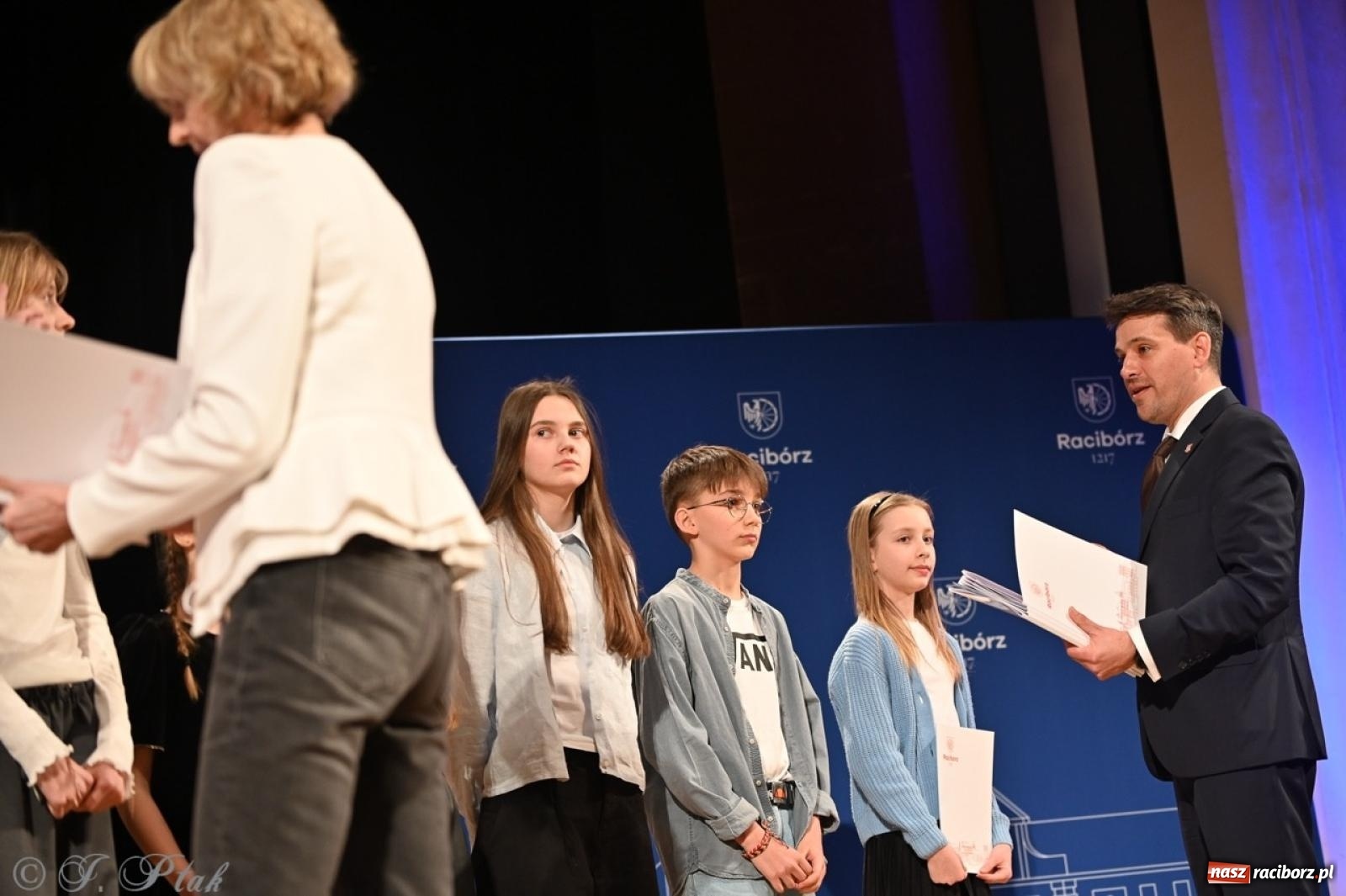 Zdjęcie w galerii na portalu naszraciborz.pl: Racibórz. Uroczyste rozdanie stypendiów za wyniki w nauce [FOTO i WIDEO] wiadomości z regionu