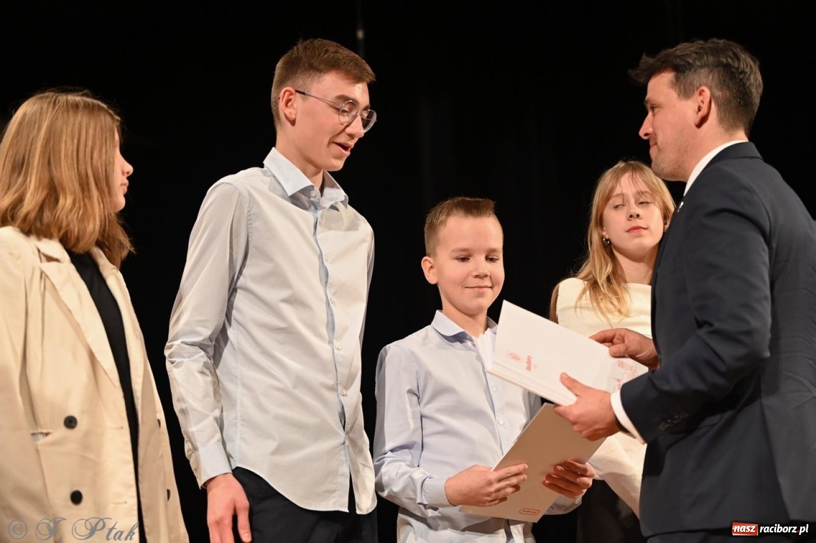 Zdjęcie w galerii na portalu naszraciborz.pl: Racibórz. Uroczyste rozdanie stypendiów za wyniki w nauce [FOTO i WIDEO] wiadomości z regionu