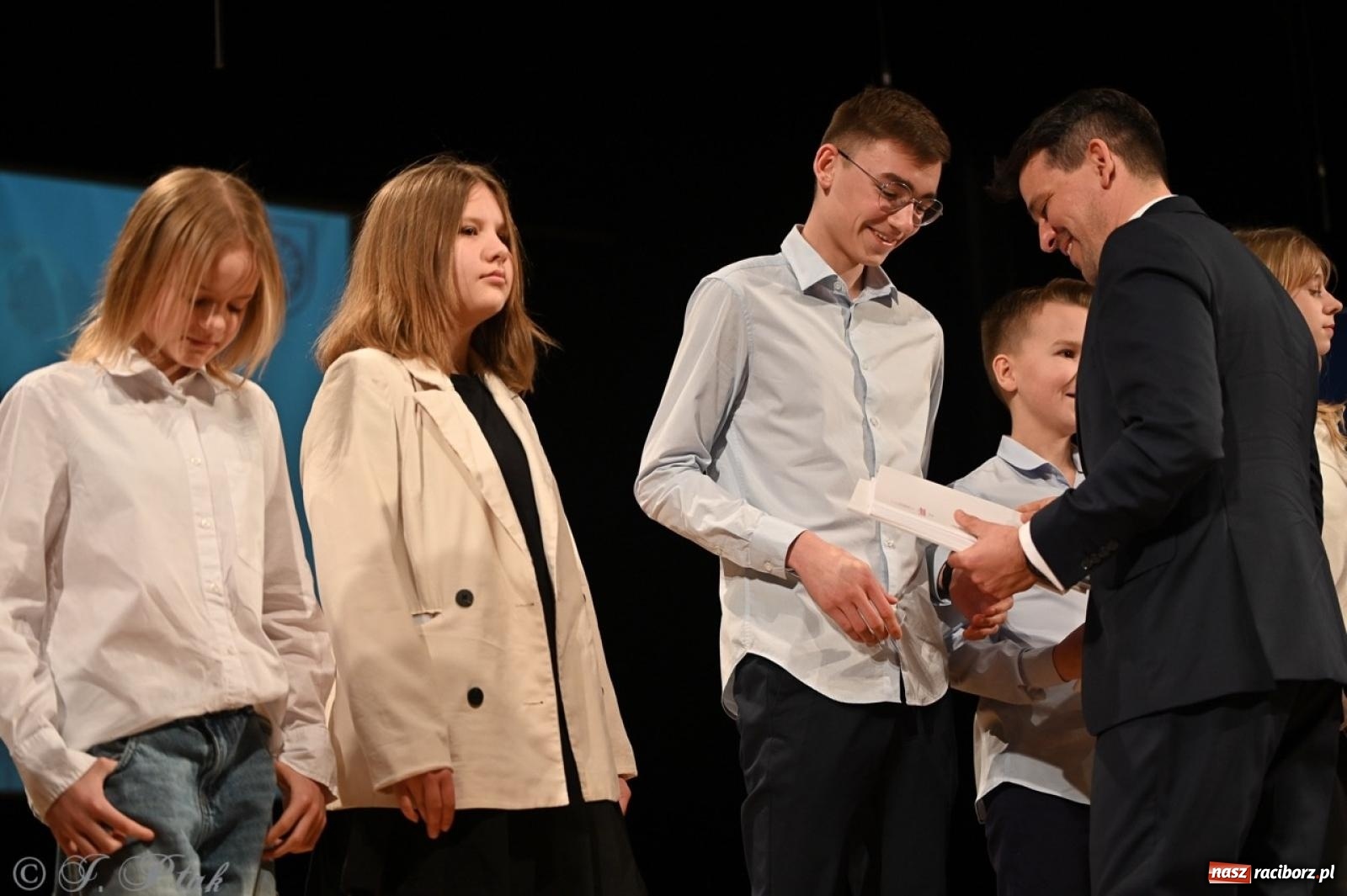 Zdjęcie w galerii na portalu naszraciborz.pl: Racibórz. Uroczyste rozdanie stypendiów za wyniki w nauce [FOTO i WIDEO] wiadomości z regionu