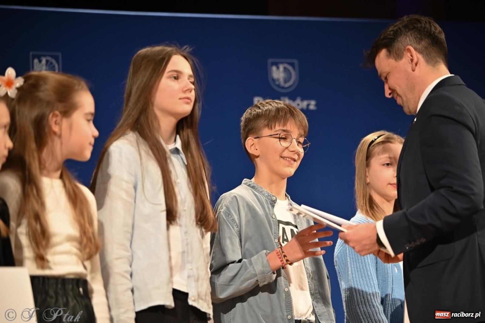 Zdjęcie w galerii na portalu naszraciborz.pl: Racibórz. Uroczyste rozdanie stypendiów za wyniki w nauce [FOTO i WIDEO] wiadomości z regionu