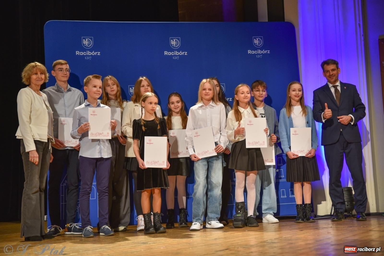 Zdjęcie w galerii na portalu naszraciborz.pl: Racibórz. Uroczyste rozdanie stypendiów za wyniki w nauce [FOTO i WIDEO] wiadomości z regionu