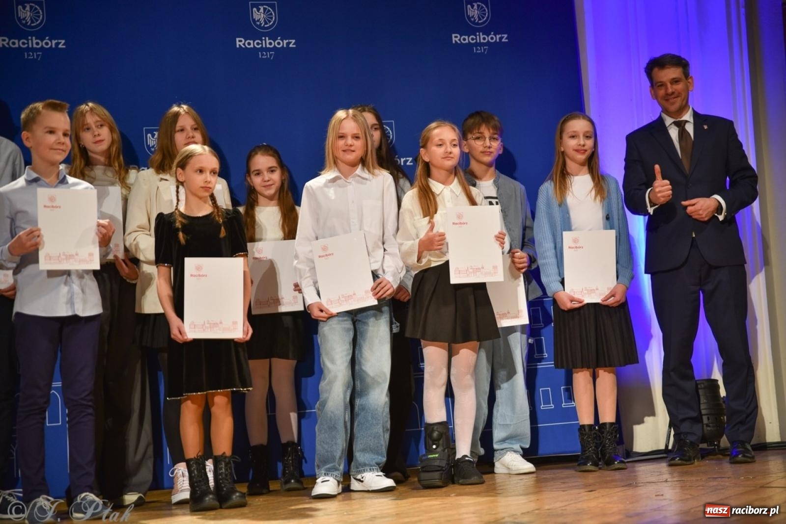 Zdjęcie w galerii na portalu naszraciborz.pl: Racibórz. Uroczyste rozdanie stypendiów za wyniki w nauce [FOTO i WIDEO] wiadomości z regionu